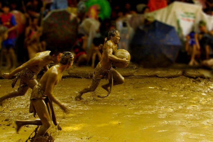 Bac Giang province's traditional all-male mud wrestling competition  - ảnh 6